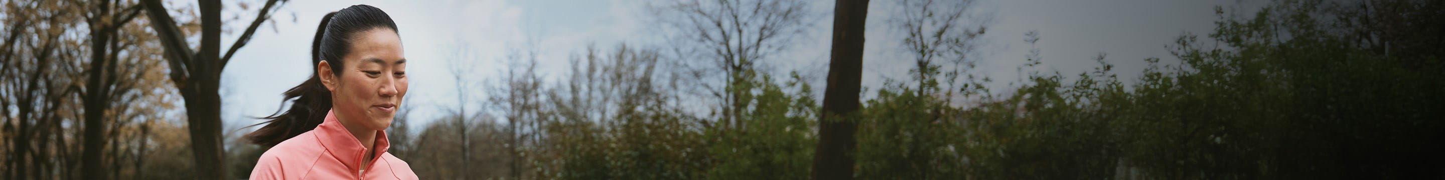 Vrouw jogt terwijl ze de buggy met haar baby voortduwt, in volle gemoedsrust dankzij haar verzekeringen van AXA.