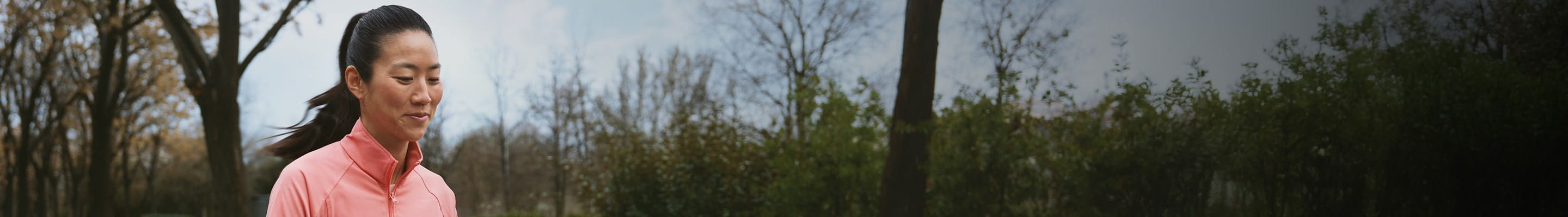 Vrouw jogt terwijl ze de buggy met haar baby voortduwt, in volle gemoedsrust dankzij haar verzekeringen van AXA.