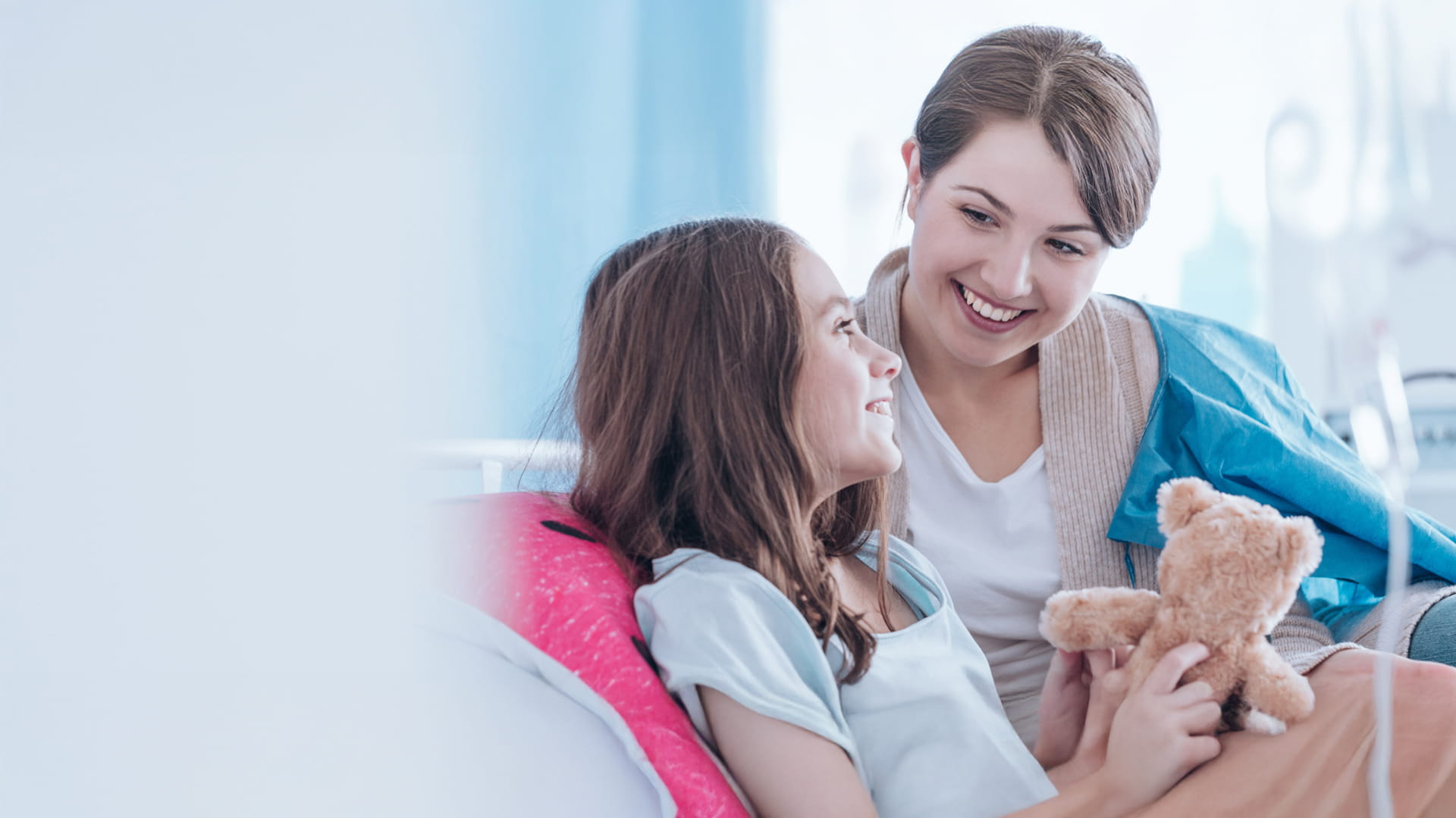 Une patiente reçoit de la visite durant son hospitalisation.