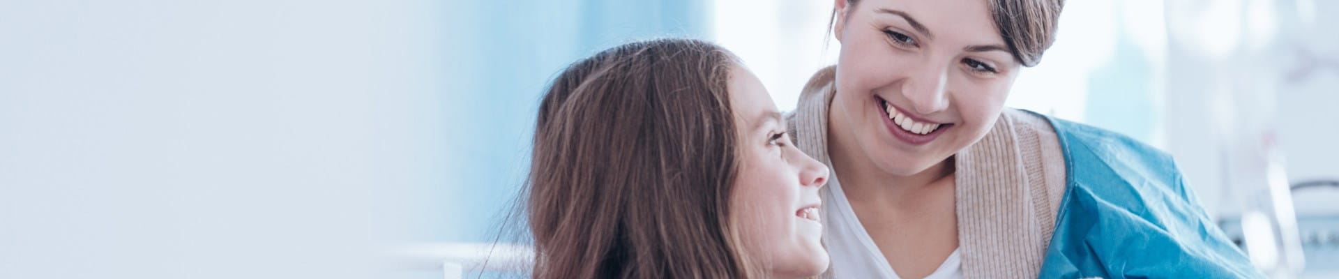 Une patiente reçoit de la visite durant son hospitalisation.