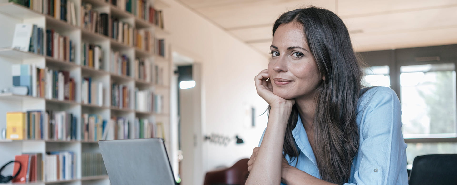 Indépendante complémentaire devant son pc.