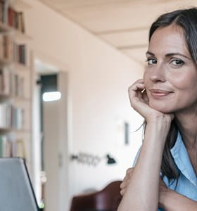 Zelfstandige in bijberoep achter haar pc.