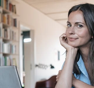 Indépendante complémentaire devant son pc.