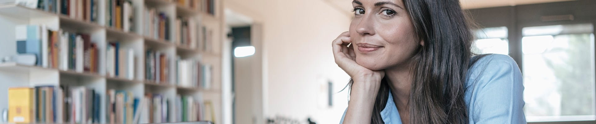 Indépendante complémentaire devant son pc.