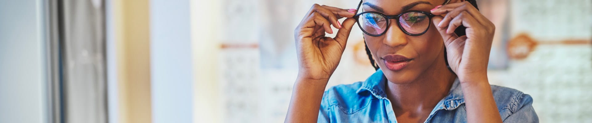 Femme qui est assise devant son ordinateur pour soumettre ses frais médicaux via son assurance santé.