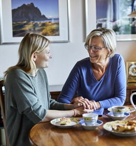 Vijftigjarige moeder kiest bewust voor de fiscale voordelen van het langetermijnsparen en kan zo rustig genieten van een etentje met haar dochter.
