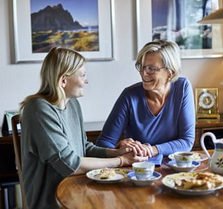 Vijftigjarige moeder kiest bewust voor de fiscale voordelen van het langetermijnsparen en kan zo rustig genieten van een etentje met haar dochter.
