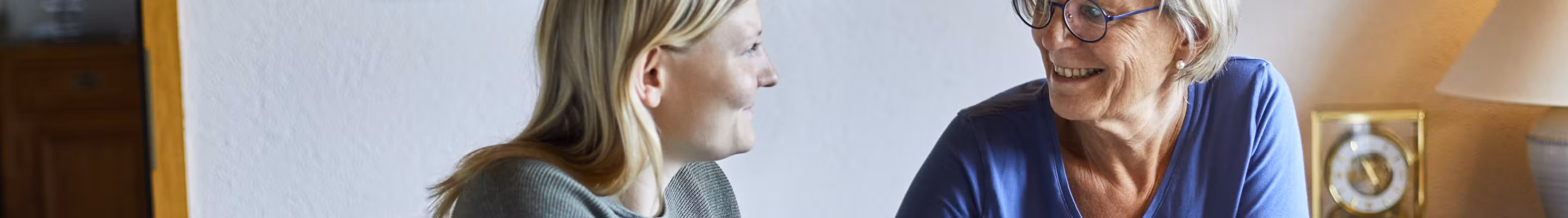 Vijftigjarige moeder kiest bewust voor de fiscale voordelen van het langetermijnsparen en kan zo rustig genieten van een etentje met haar dochter.