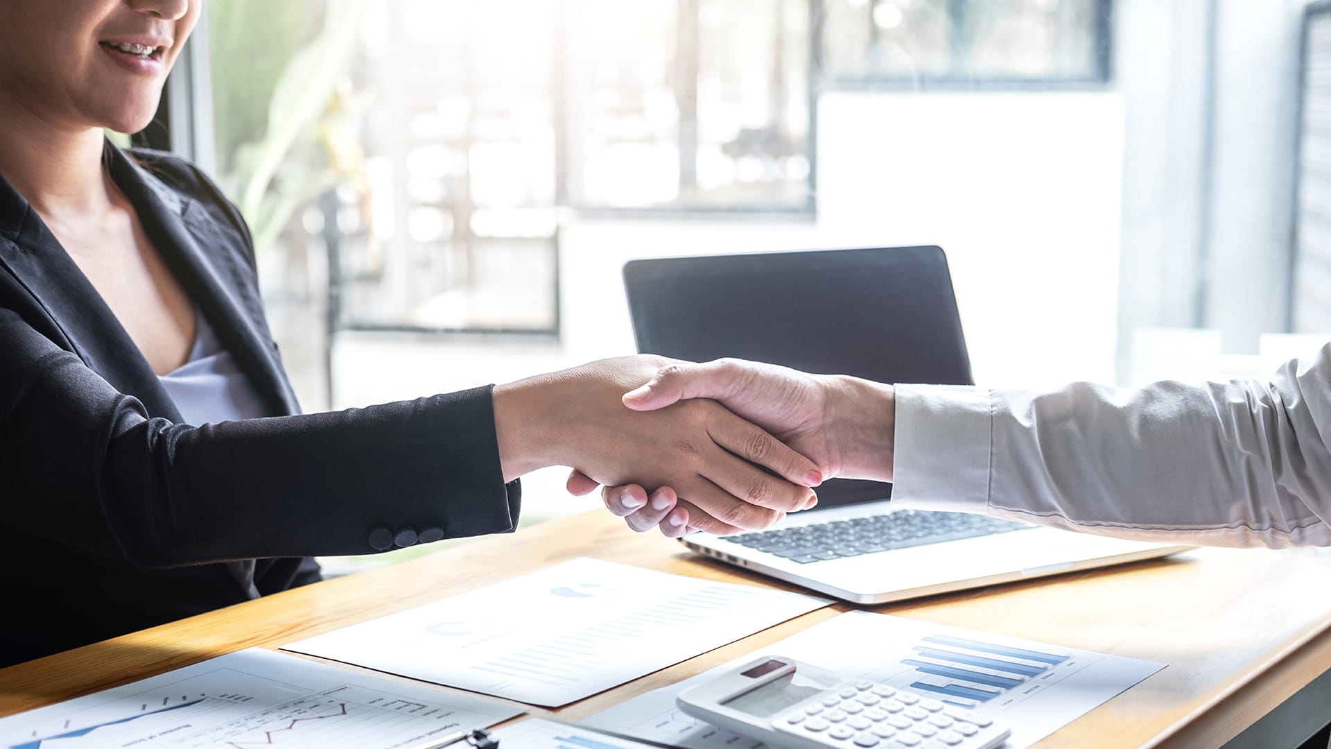 Collaborateur d'AXA qui salue un client du secteur public.