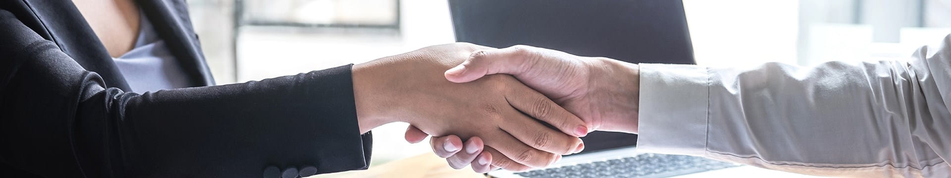 Collaborateur d'AXA qui salue un client du secteur public.