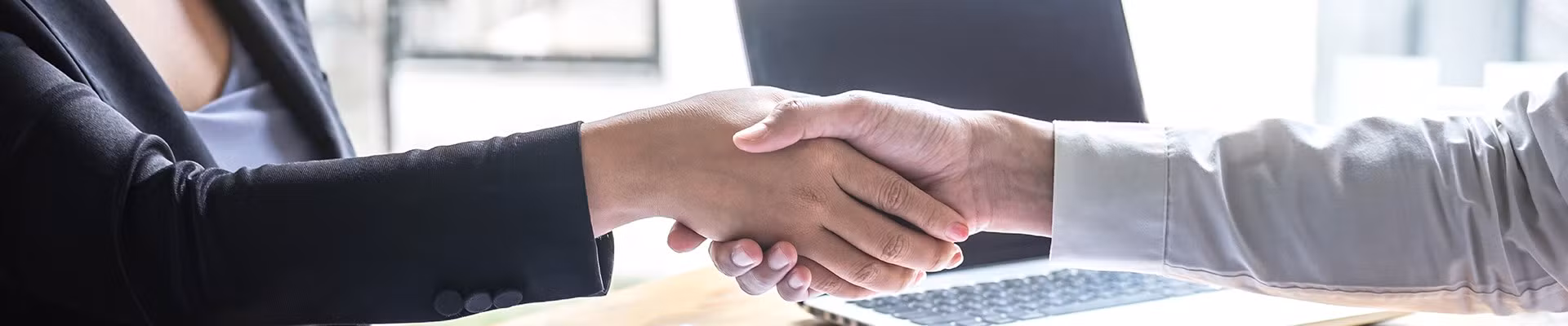 Collaborateur d'AXA qui salue un client du secteur public.