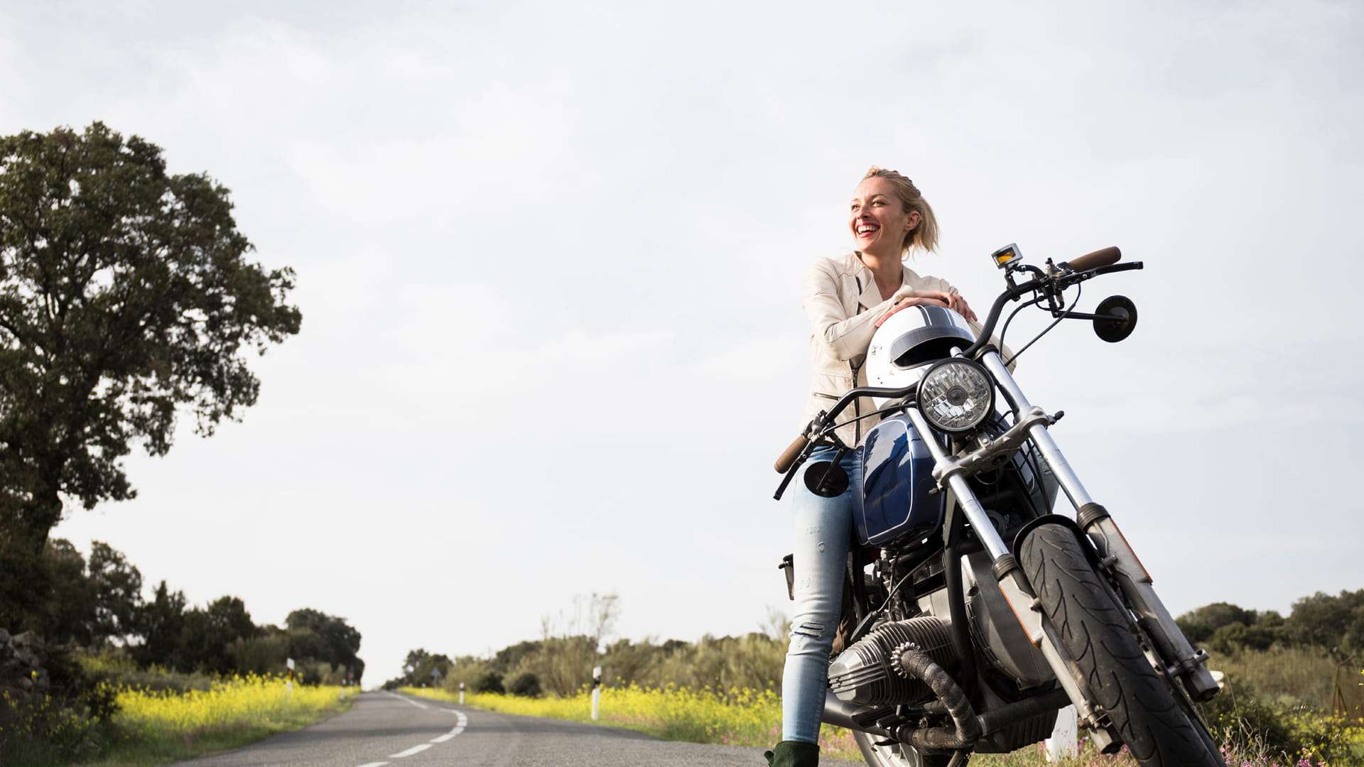Motorrijdster voelt zich goed op haar motor omdat ze beschermd is door de AXA Motorverzekering.