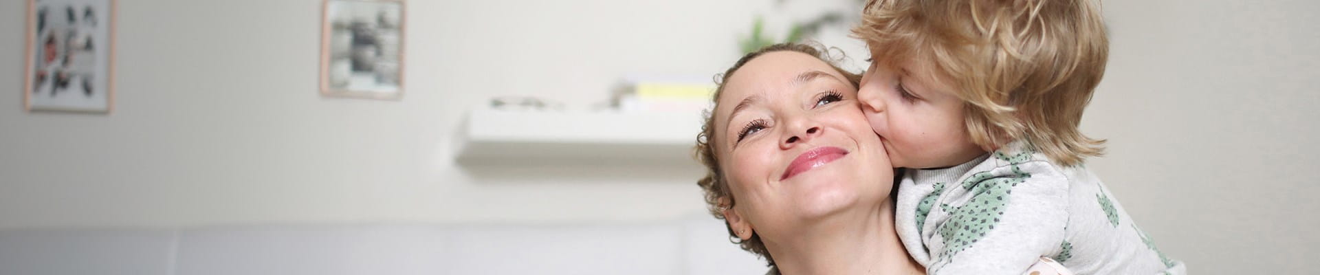 Salariée et son enfant sereins pour le futur grâce à la PLCS d’AXA.