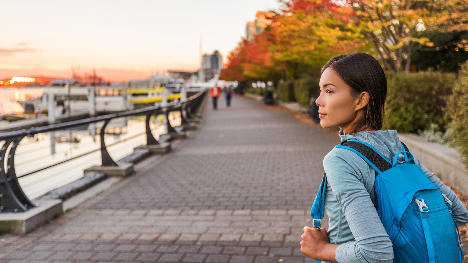 Etudiante profitant d&#39;un voyage en toute sécurité, car elle est couverte par l&#39;assurance Students Travel d&#39;AXA.