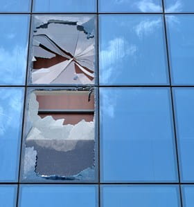 Fenêtre de bureau brisée mais couverte par la RC exploitation.