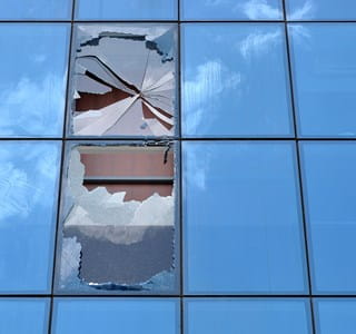 Fenêtre de bureau brisée mais couverte par la RC exploitation.