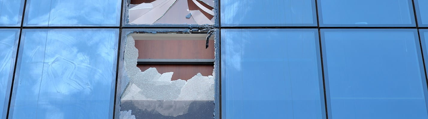 Fenêtre de bureau brisée mais couverte par la RC exploitation.