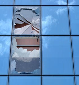 Twee ramen van een kantoorgebouw zijn beschadigd, maar de schade wordt gedekt door de BA Uitbating.