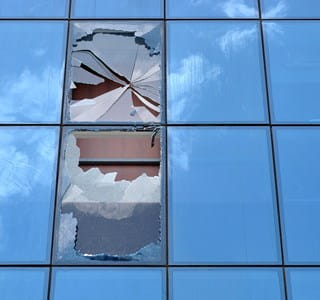 Twee ramen van een kantoorgebouw zijn beschadigd, maar de schade wordt gedekt door de BA Uitbating.