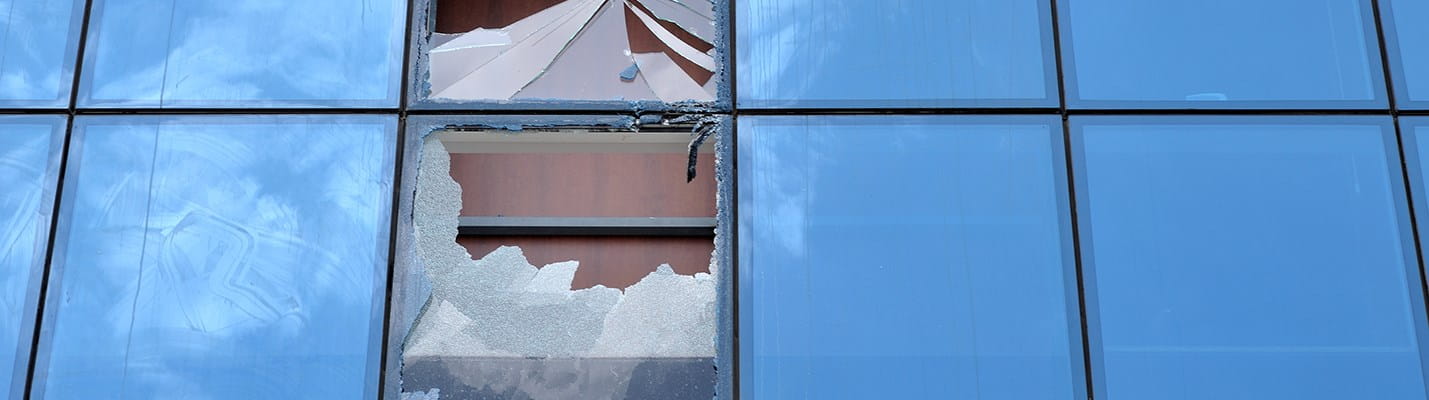 Twee ramen van een kantoorgebouw zijn beschadigd, maar de schade wordt gedekt door de BA Uitbating.