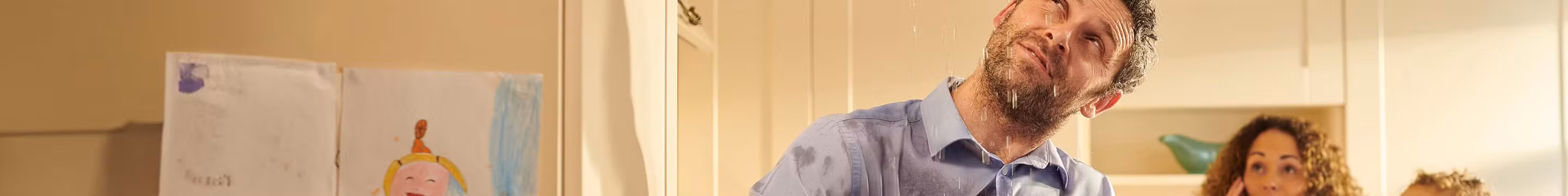 Couple et son enfant qui ont un sinistre dans leur maison et appellent pour déclarer le sinistre habitation.