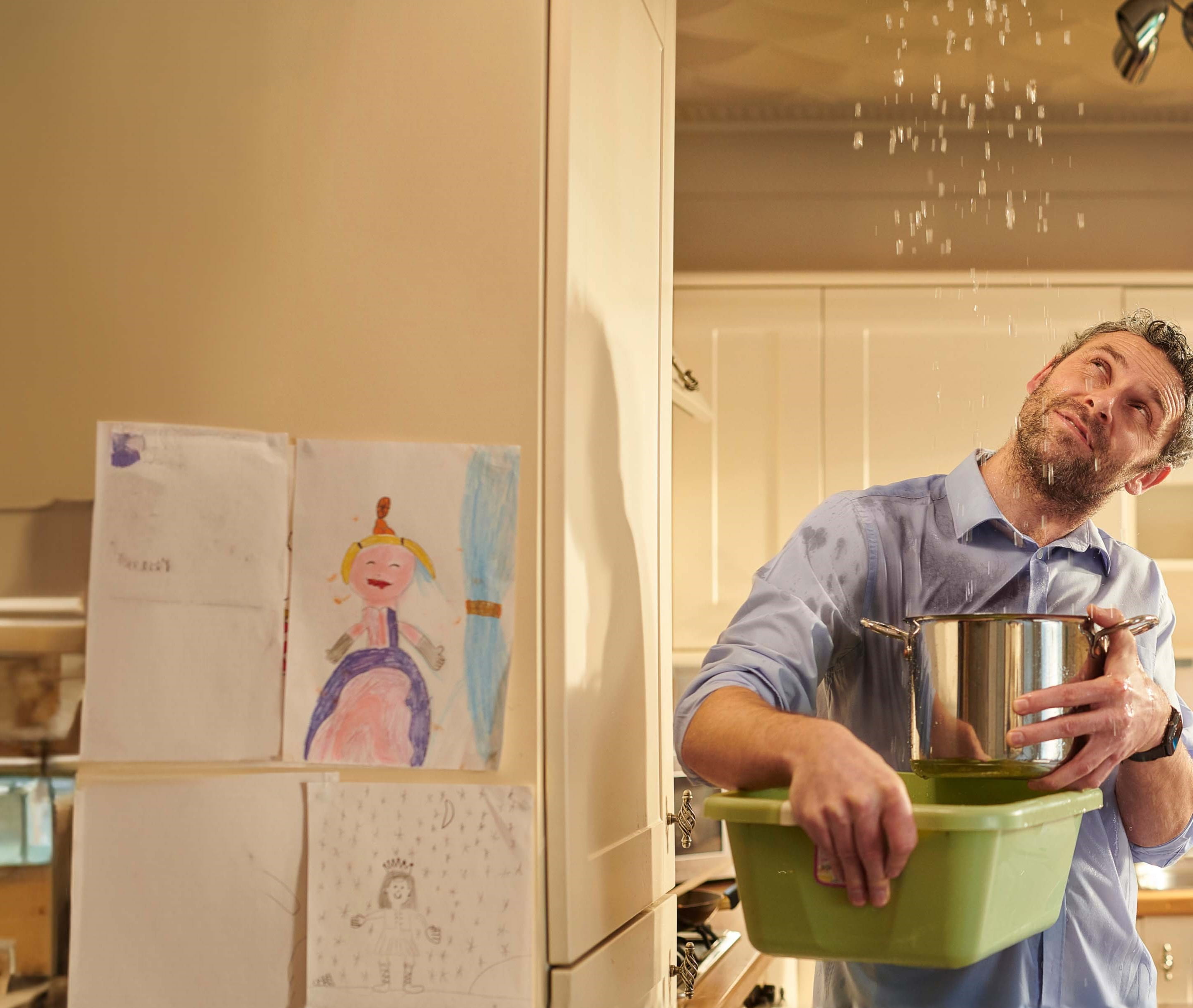 Overstroming veroorzaakt schade aan een woning.