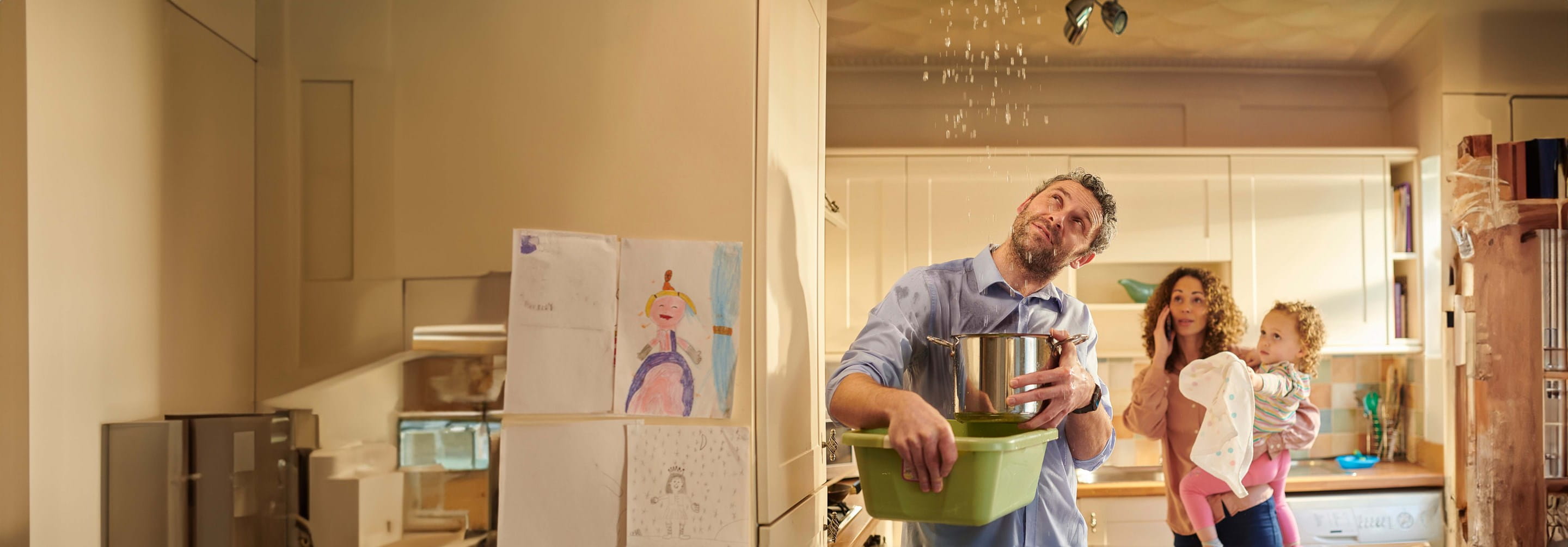 Couple et son enfant qui ont un sinistre dans leur maison et appellent pour déclarer le sinistre habitation