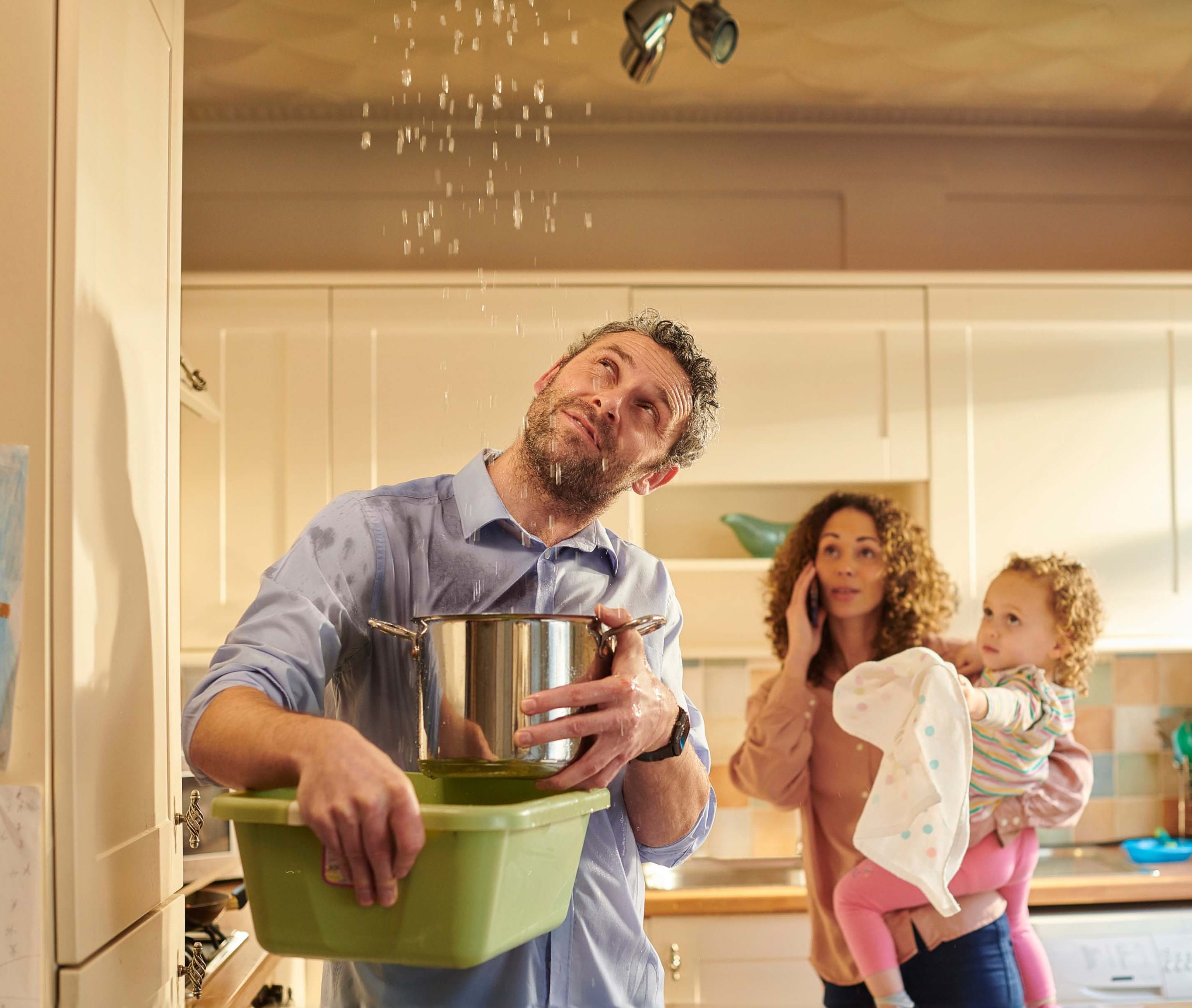 Couple et son enfant qui ont un sinistre dans leur maison et appellent pour déclarer le sinistre habitation