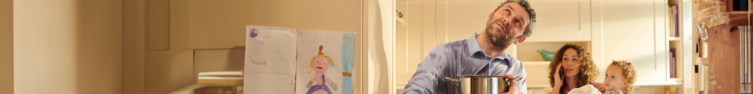 Couple et son enfant qui ont un sinistre dans leur maison et appellent pour déclarer le sinistre habitation