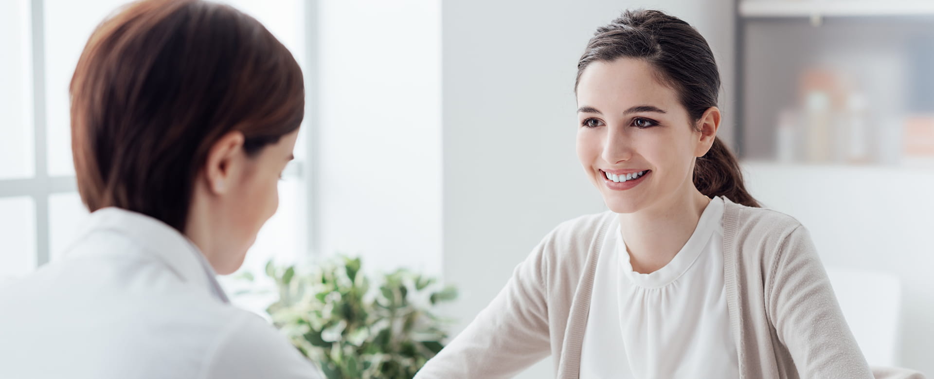 Vrouw bij haar arts nadat SymptomZoom haar symptomen heeft geëvalueerd.