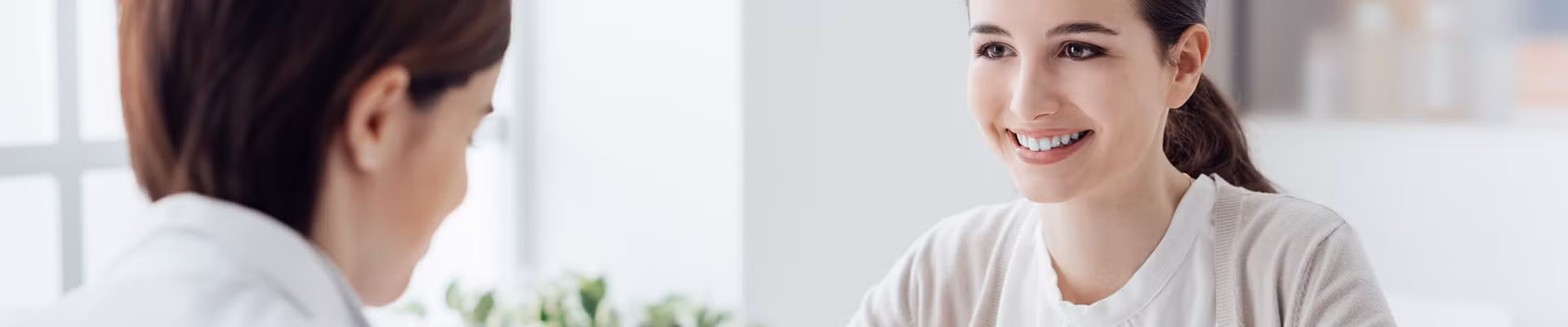Vrouw bij haar arts nadat SymptomZoom haar symptomen heeft geëvalueerd.