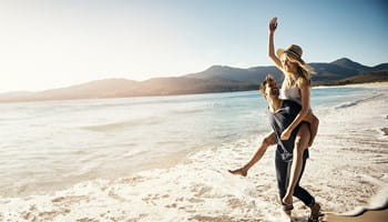 Gemoedsrust voor een koppel op reis dankzij de AXA Reisverzekering