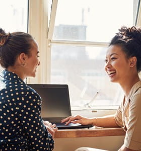 Femmes entrepreneuses qui discutent dans un espace de coworking réservé aux femmes