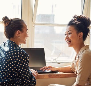 Femmes entrepreneuses qui discutent dans un espace de coworking réservé aux femmes