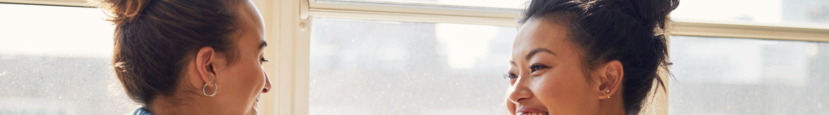 Femmes entrepreneuses qui discutent dans un espace de coworking réservé aux femmes