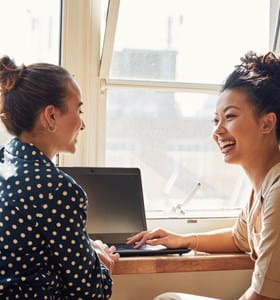 Vrouwelijke ondernemers vergaderen in een coworking space.