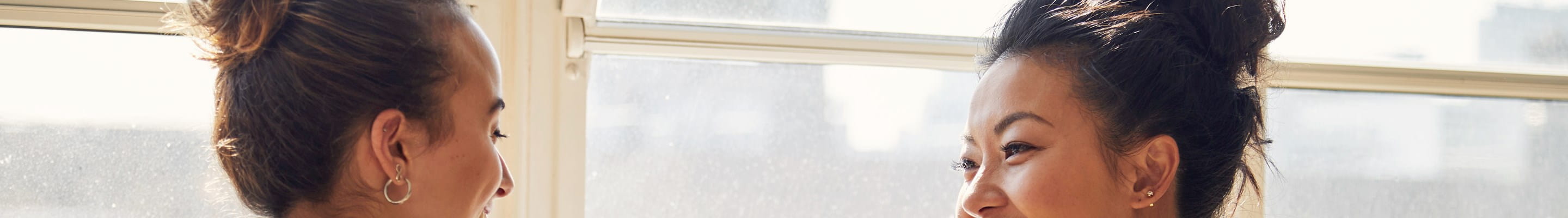 Vrouwelijke ondernemers vergaderen in een coworking space.