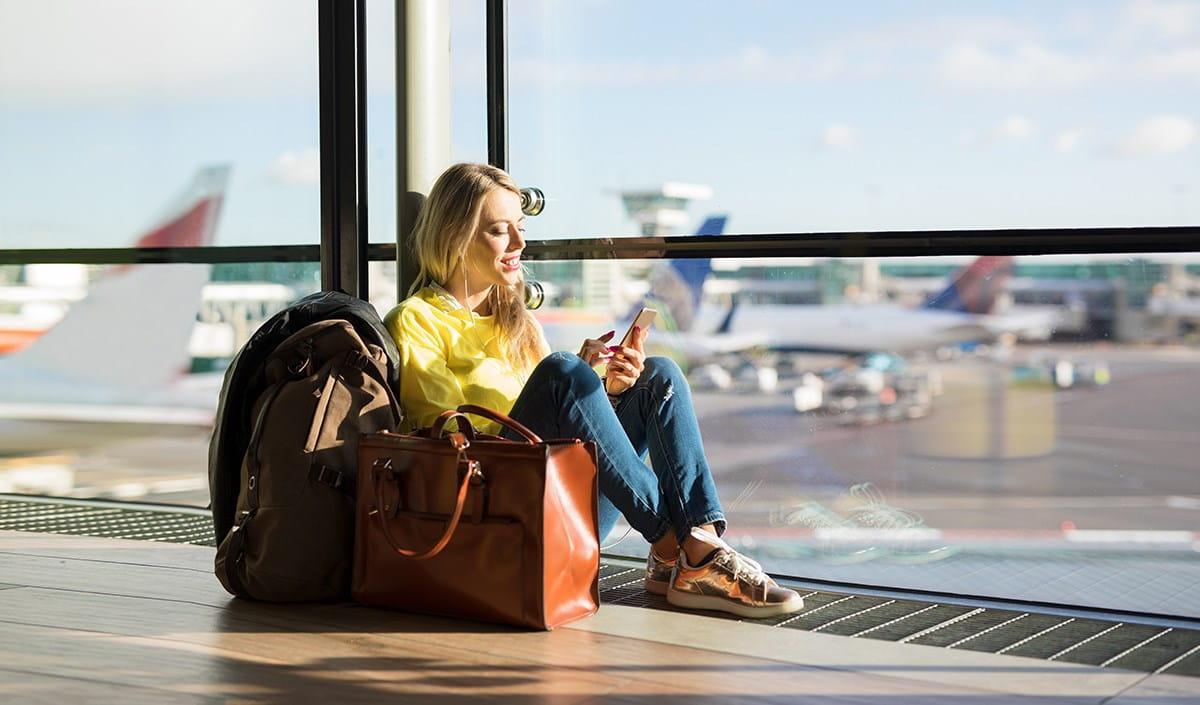 Etudiant qui part en voyage couvert par l’assurance voyage sur mesure