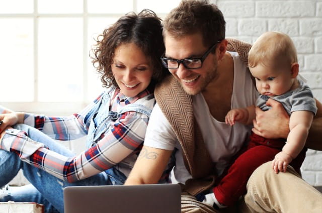 Een gezin bekijkt online een lijst van herstellers na een schadegeval in de woning.