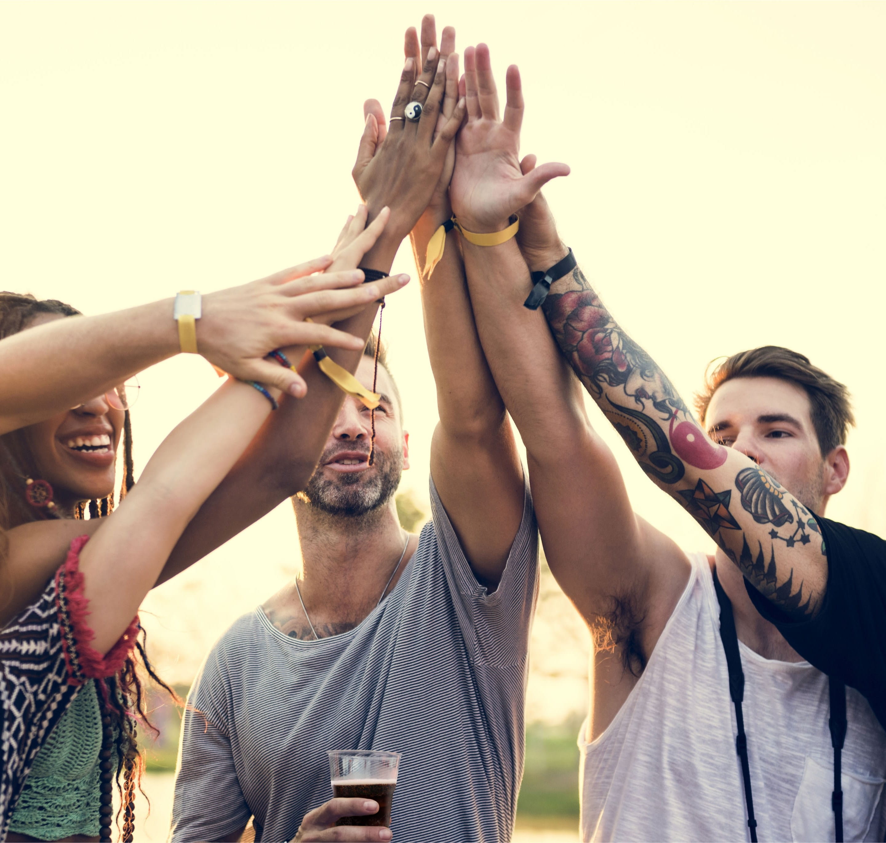 Groupe de bénévoles contents d’avoir souscrit une assurance Evénement pour leur activité temporaire