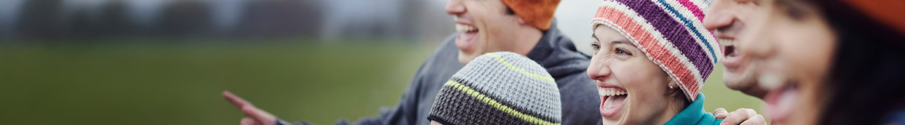 Membres d’un comité organisateur encourageant les participants lors d'un événement sportif informel.