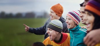 Dankzij de Evenementenverzekering van AXA kijken de leden van een organisatiecomité ontspannen toe tijdens een informeel sportief evenement.