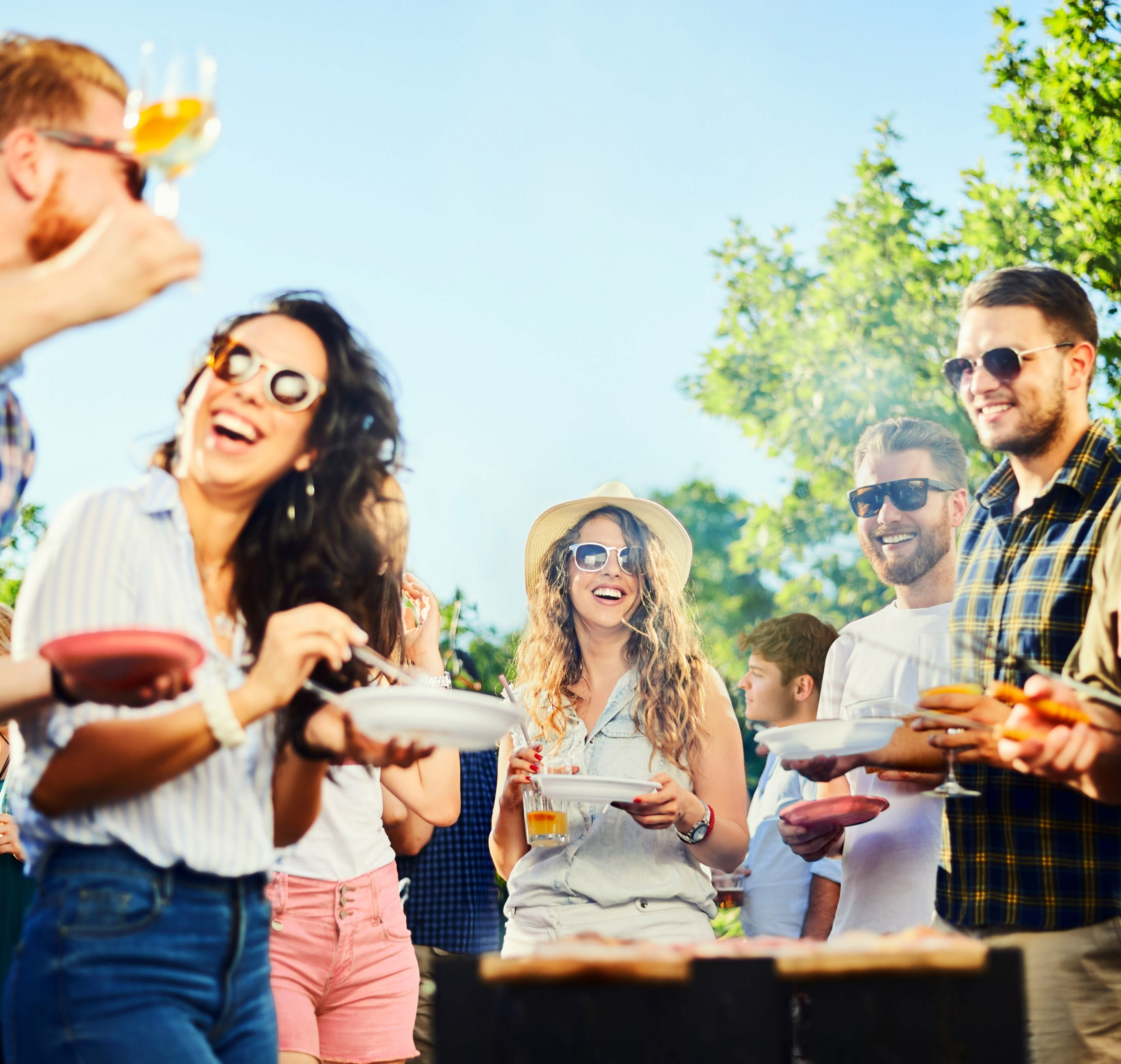 Het organisatiecomité verzamelt zich rond een gigantische barbecue tijdens hun jaarlijks evenement.