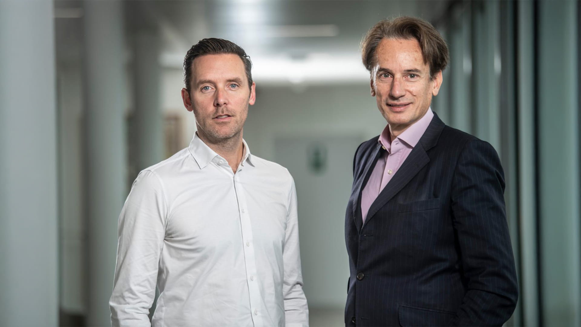 Etienne Bouas-Laurent, CEO van AXA Belgium, in gesprek met Thomas de Groote, oprichter van River Cleanup.