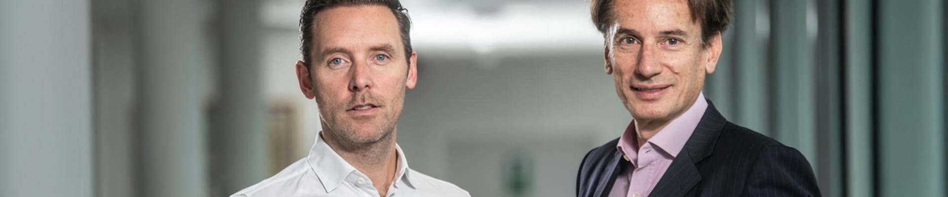 Etienne Bouas-Laurent, CEO van AXA Belgium, in gesprek met Thomas de Groote, oprichter van River Cleanup.