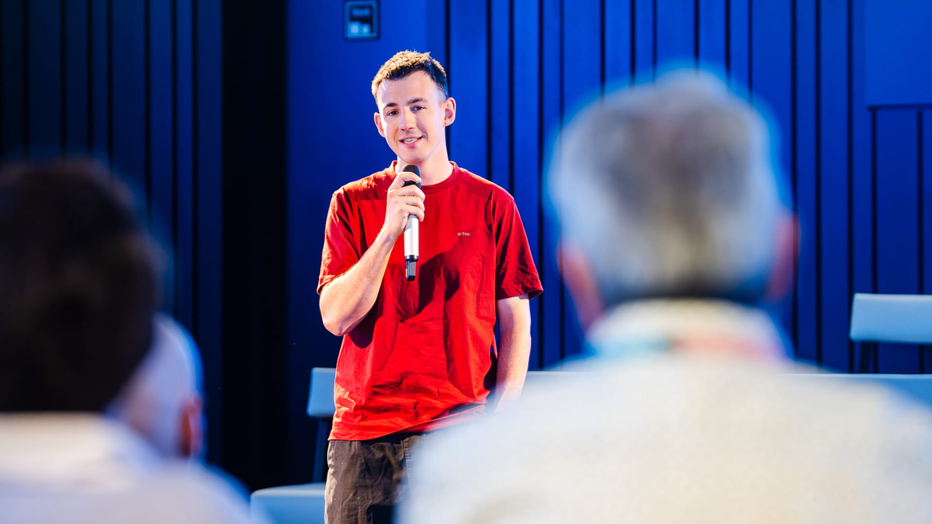 Loïc Van Impe spreekt in de AXA-kantoren voor AXA-medewerkers over ondernemerschap en risico’s in de horeca.