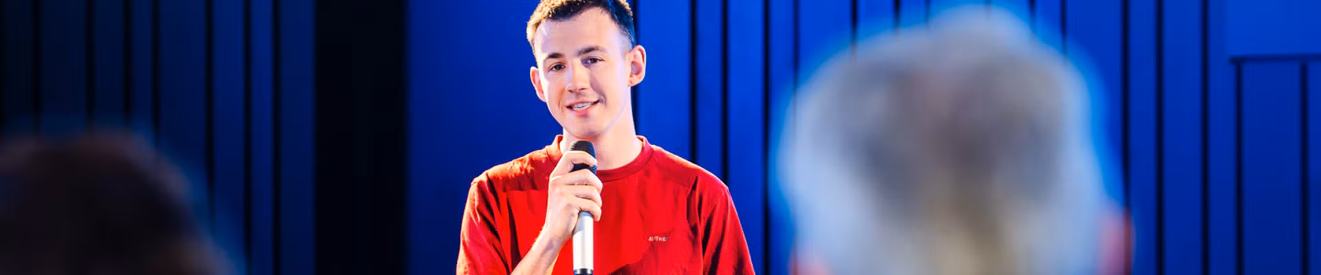 Loïc Van Impe s’exprime devant des collaborateurs d’AXA dans les bureaux d’AXA, au micro, sur l’entrepreneuriat et les risques dans l’horeca.