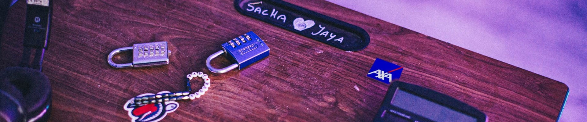 Un bureau d’école, avec une calculatrice, mais aussi des cadenas qui illustrent le concept de l’escape room, et un sticker AXA, car l’assureur est à l’origine de l’initiative.