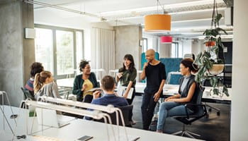 Employés heureux au travail grâce à un leadership authentique