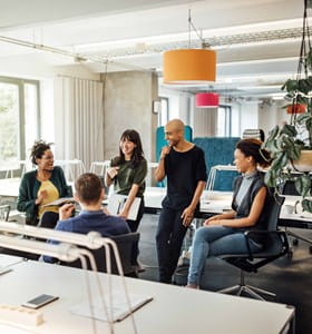 Employés heureux au travail grâce à un leadership authentique